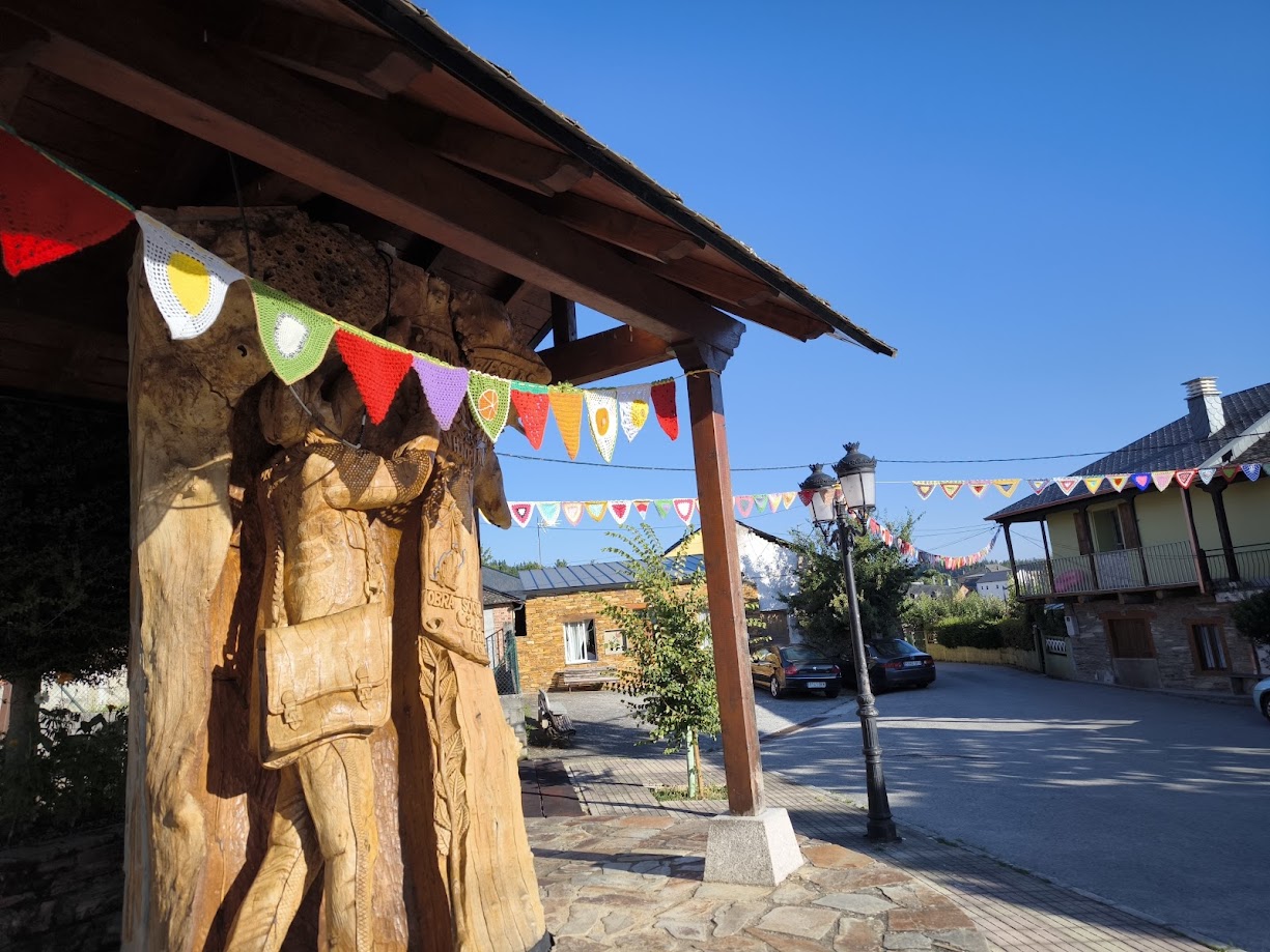 Las mujeres de Ocero engalanan con banderines de ganchillo la Iglesia de Santa Ana para las fiestas patronales 2