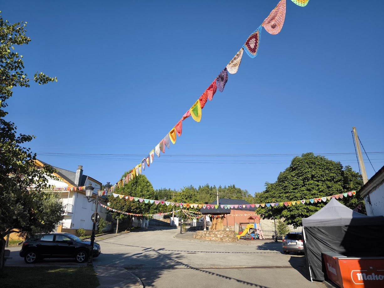 Las mujeres de Ocero engalanan con banderines de ganchillo la Iglesia de Santa Ana para las fiestas patronales 3