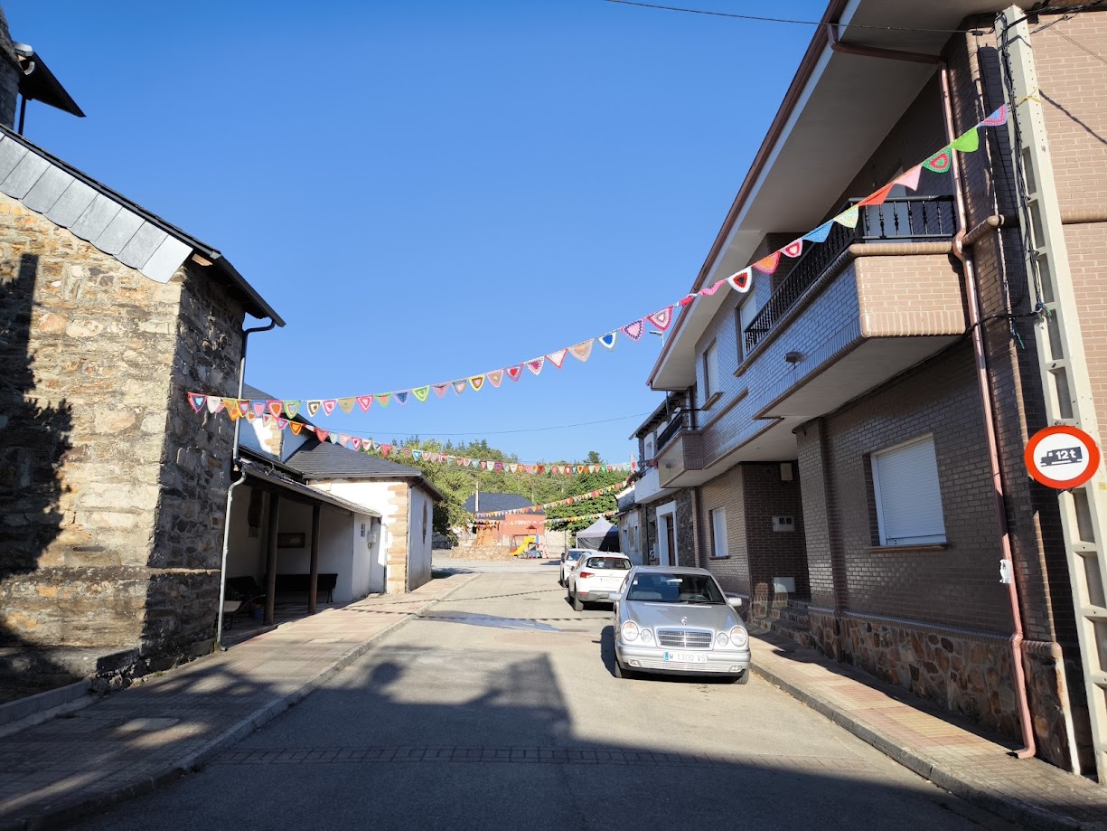 Las mujeres de Ocero engalanan con banderines de ganchillo la Iglesia de Santa Ana para las fiestas patronales 4