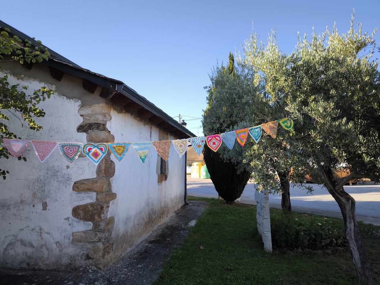 Las mujeres de Ocero engalanan con banderines de ganchillo la Iglesia de Santa Ana para las fiestas patronales 5