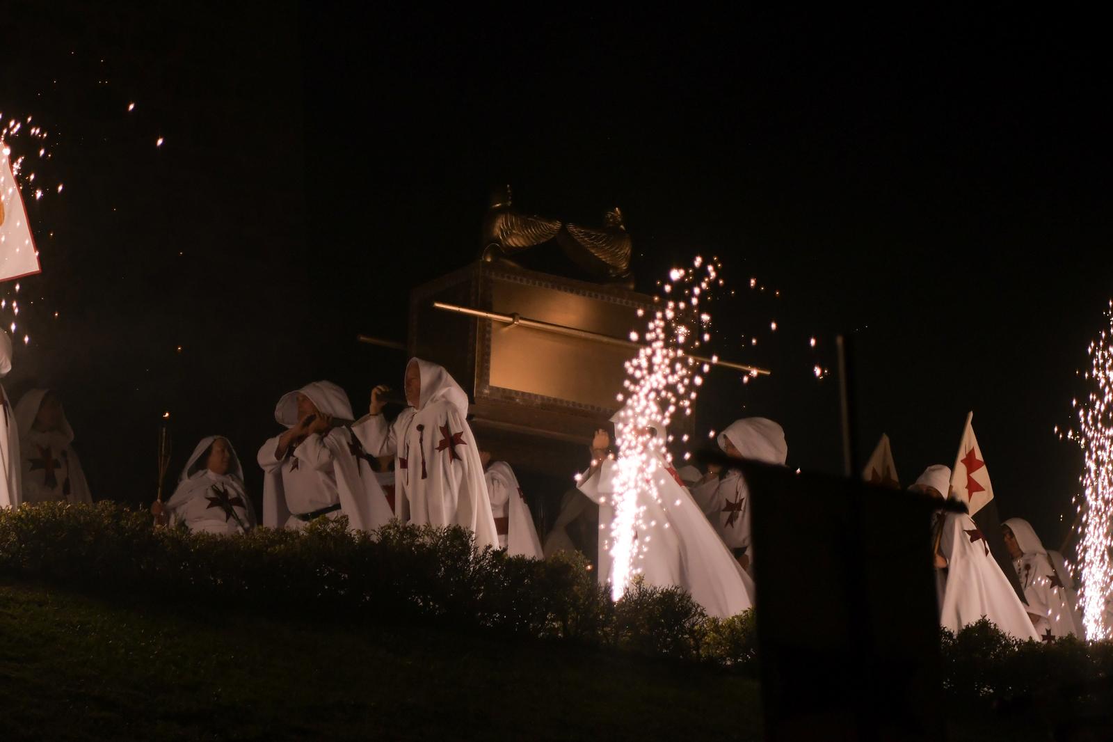 El Arca de la Alianza vuelve al Castillo de Ponferrada con un multitudinario desfile