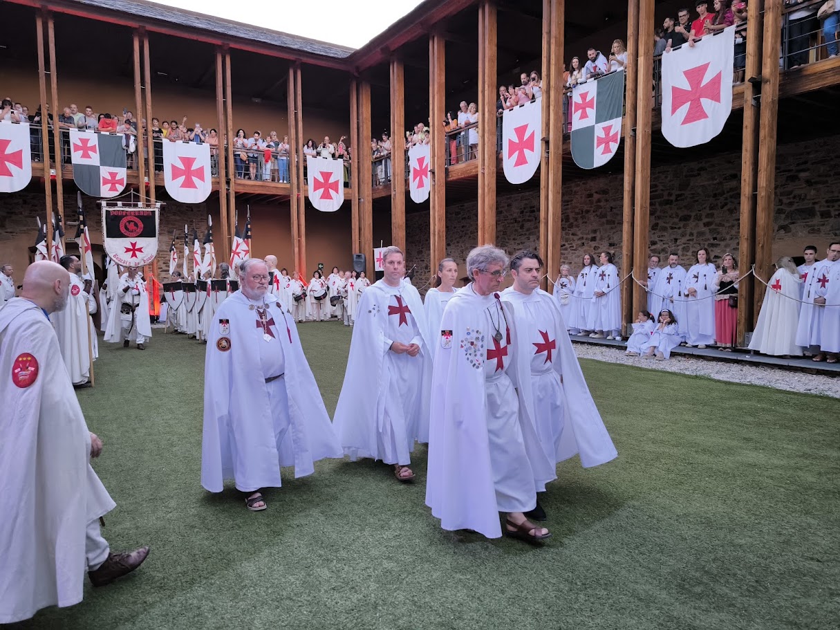 La Tuna de Ponferrada, nombrada Gran Maestre honorífico de la Noche Templaria 8