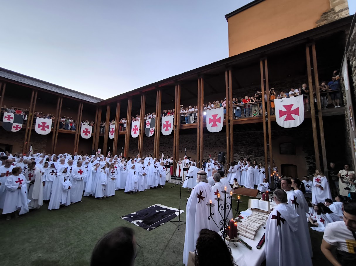 La Tuna de Ponferrada, nombrada Gran Maestre honorífico de la Noche Templaria 7