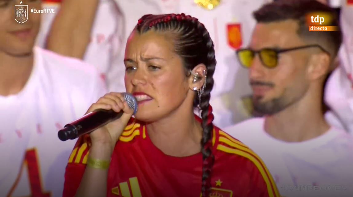 La selección Española y medio millón de fans bailan al ritmo de 'Potra Salvaje' de la segoviana Silvia Aaiún 1