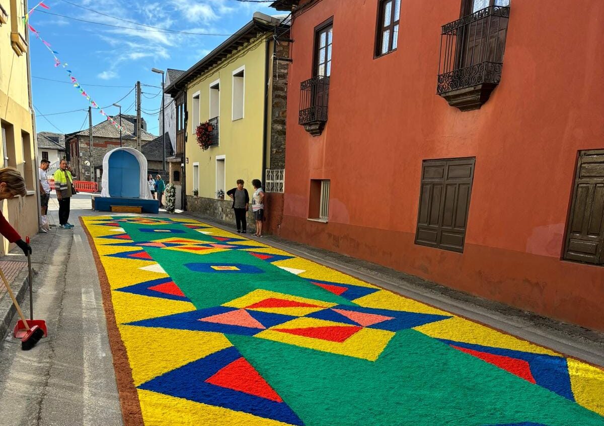 La alfombra floral que han creado los vecinos de Villadepalos para celebrar La Magdalena 2024 1