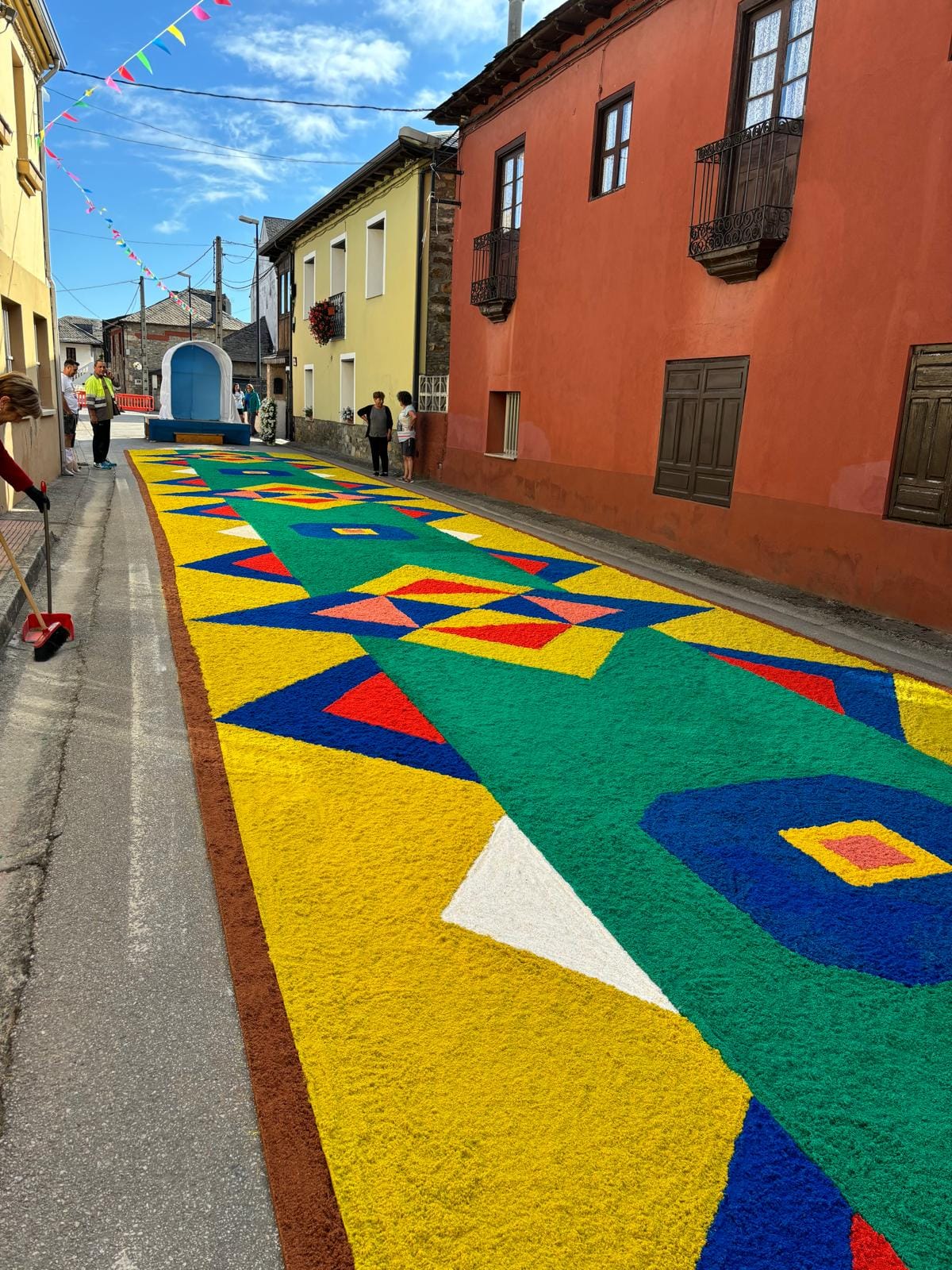 La alfombra floral que han creado los vecinos de Villadepalos para celebrar La Magdalena 2024 5