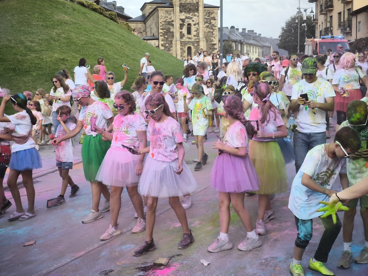 Encina 2024 | La Carrera del Color de Ponferrada alegra la tarde del sábado 38