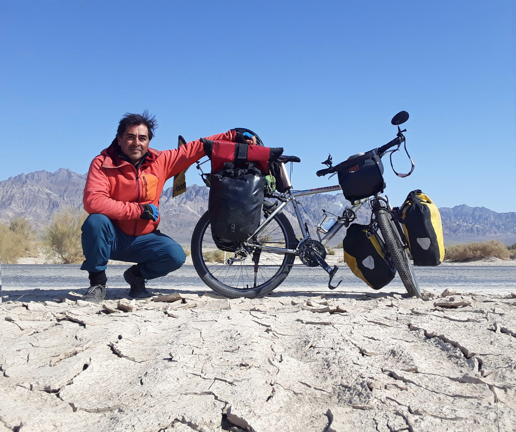 Néstor Yugueros presenta en Cacabelos su libro "Postales de una Vuelta al Mundo en Bicicleta - Ir hacia el Este y Volver por el Oeste" 1