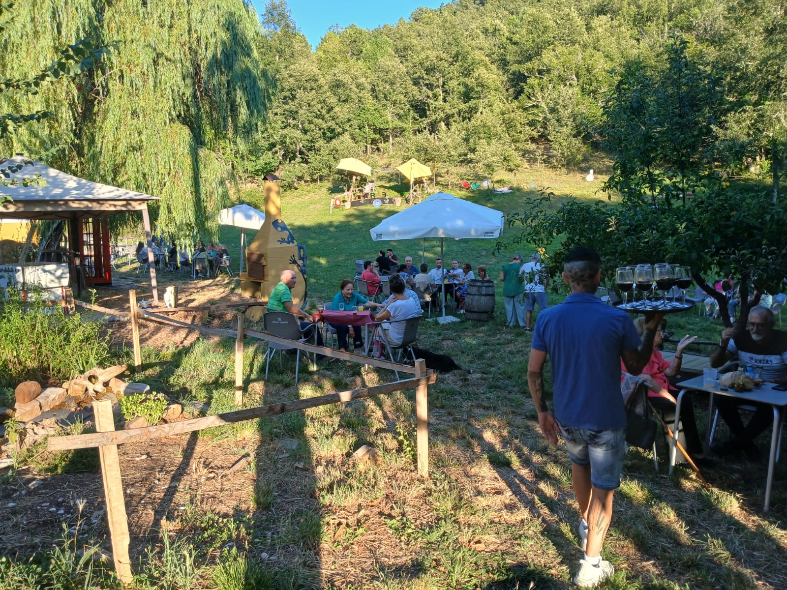 Vallelongo celebra en su terraza de Ocero la fiesta del verano, congregando a más de 250 personas 1