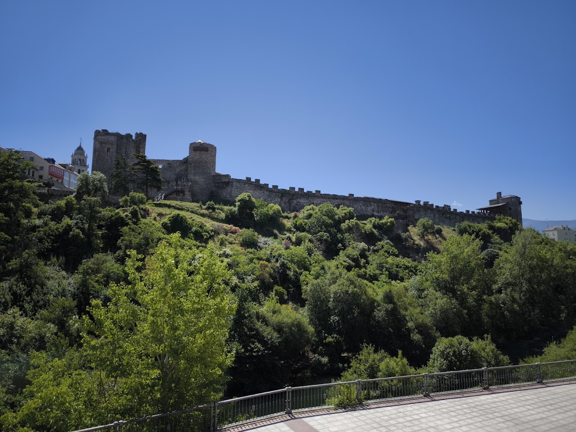 castillo de ponferrada desde el rio