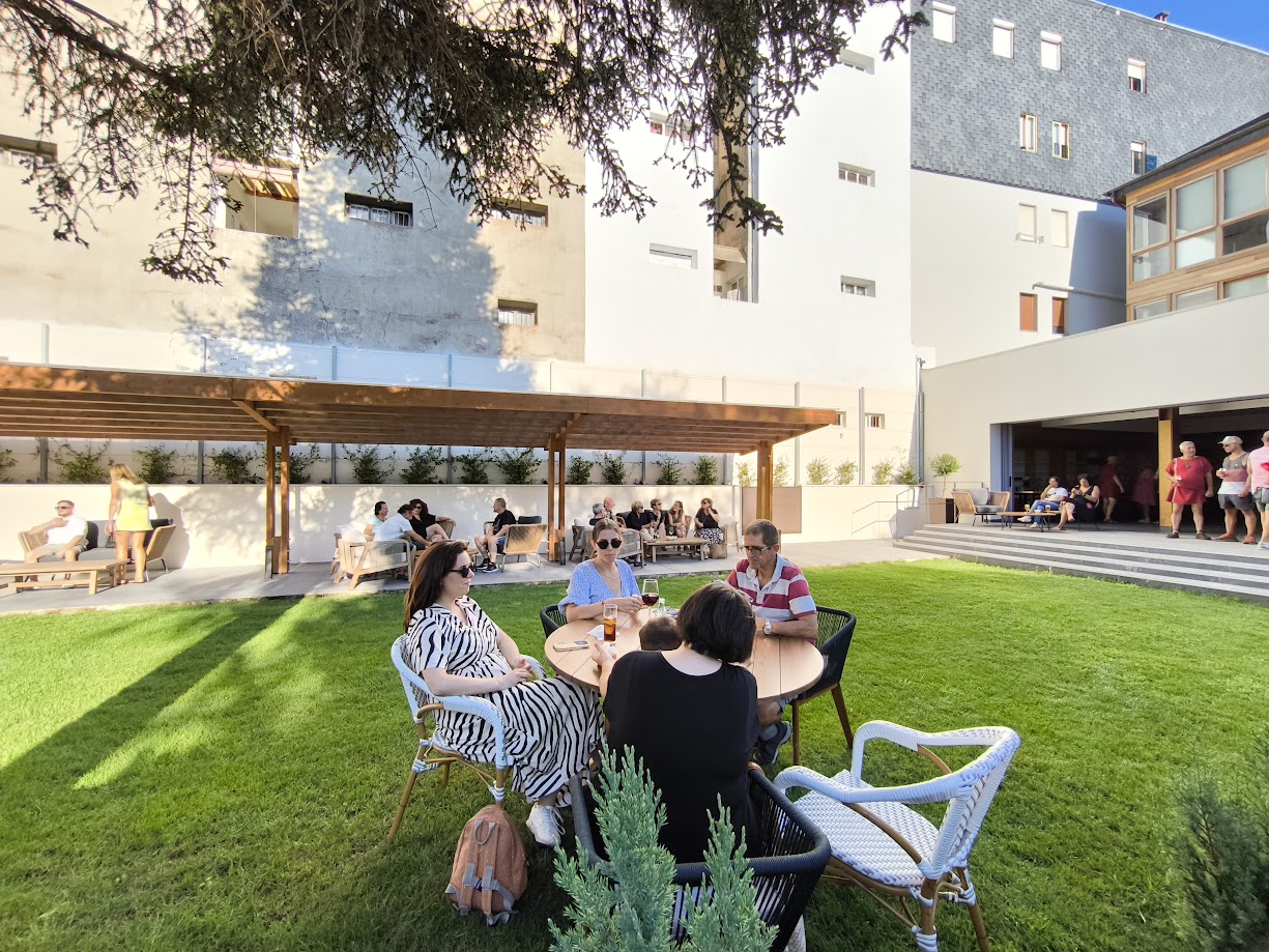 Abre la terraza del Hotel Miralrío como una nueva opción veraniega de Cacabelos 7