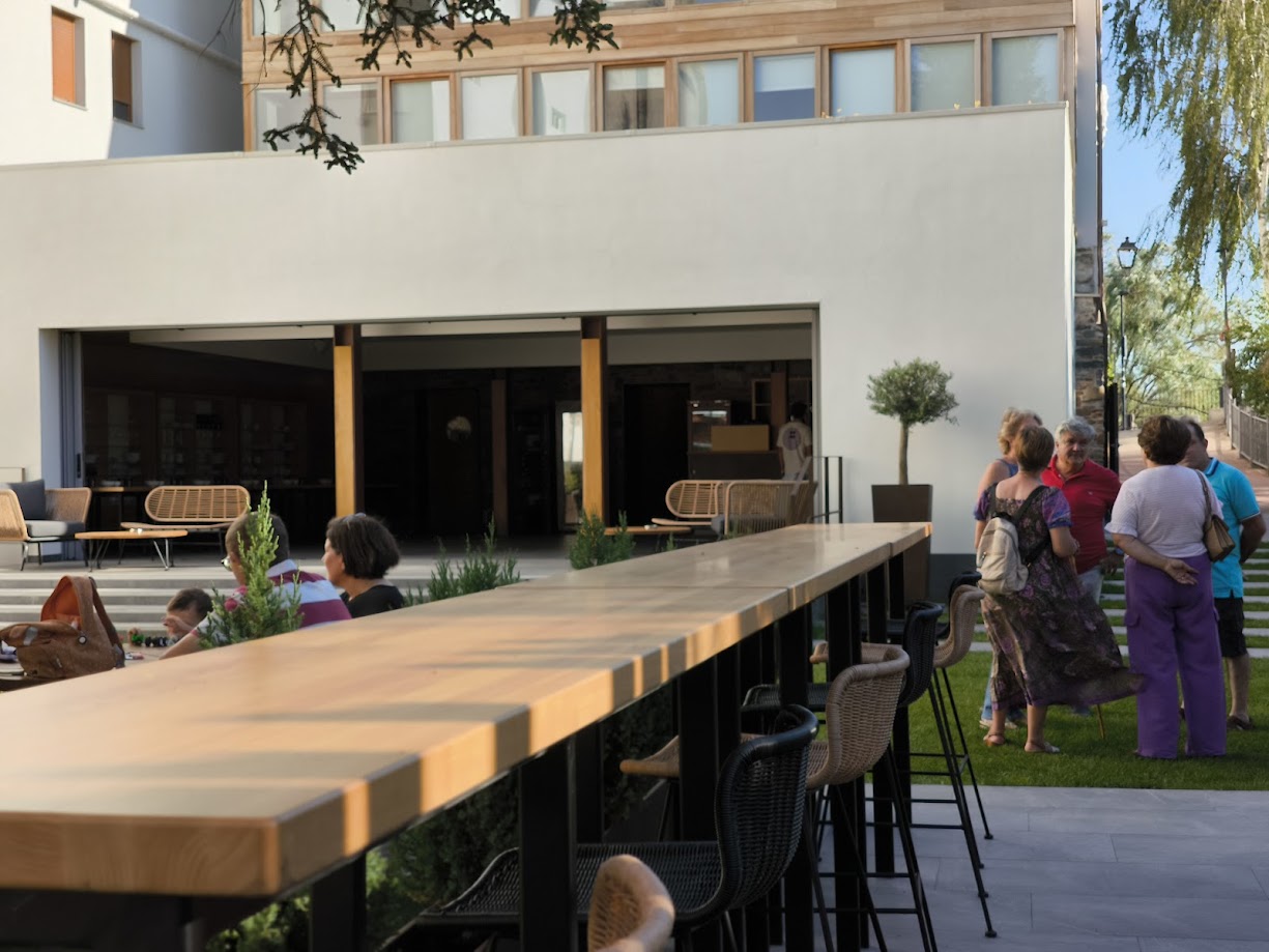 Abre la terraza del Hotel Miralrío como una nueva opción veraniega de Cacabelos 5