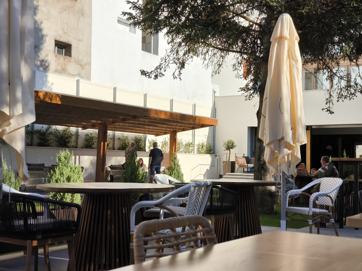 Abre la terraza del Hotel Miralrío como una nueva opción veraniega de Cacabelos 4