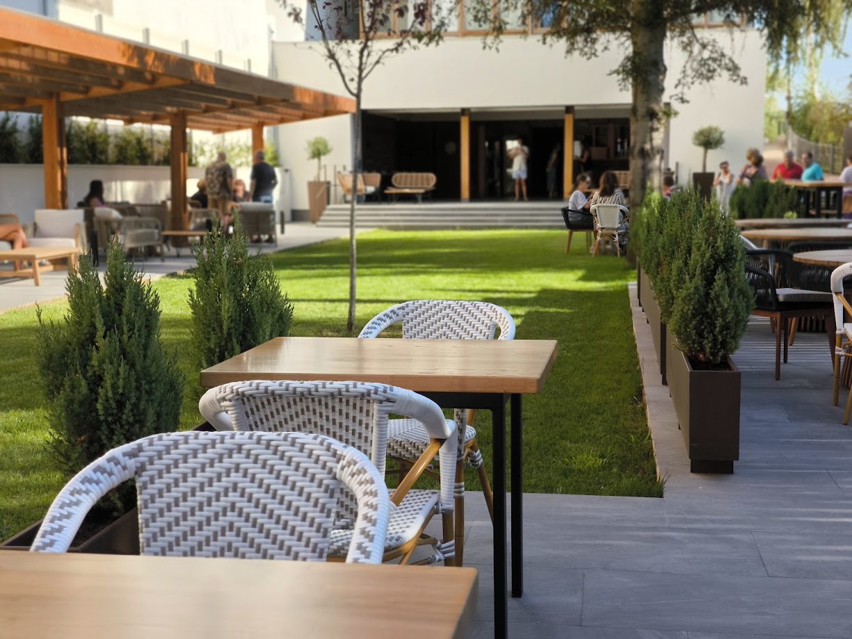 Abre la terraza del Hotel Miralrío como una nueva opción veraniega de Cacabelos 3