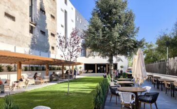 Abre la terraza del Hotel Miralrío como una nueva opción veraniega de Cacabelos 1