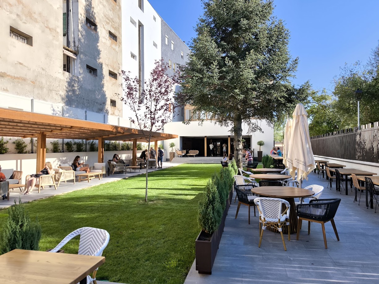 Abre la terraza del Hotel Miralrío como una nueva opción veraniega de Cacabelos 1