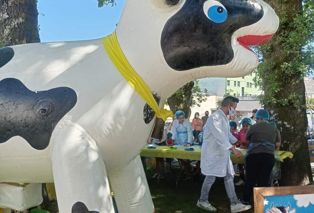 Un entretenido taller de queso para peques durante el mercado de verano de Ponferrada 1