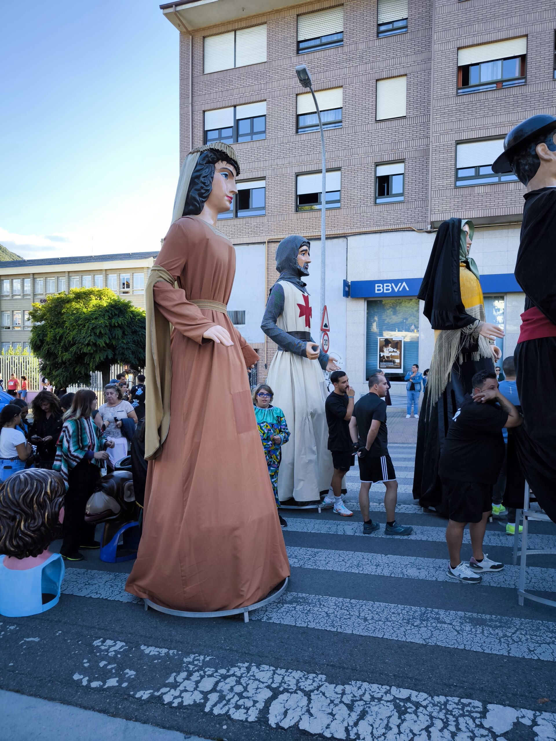 Los gigantes y cabezudos se acompañan de personajes infantiles en el desfile de carrozas de la Encina 3