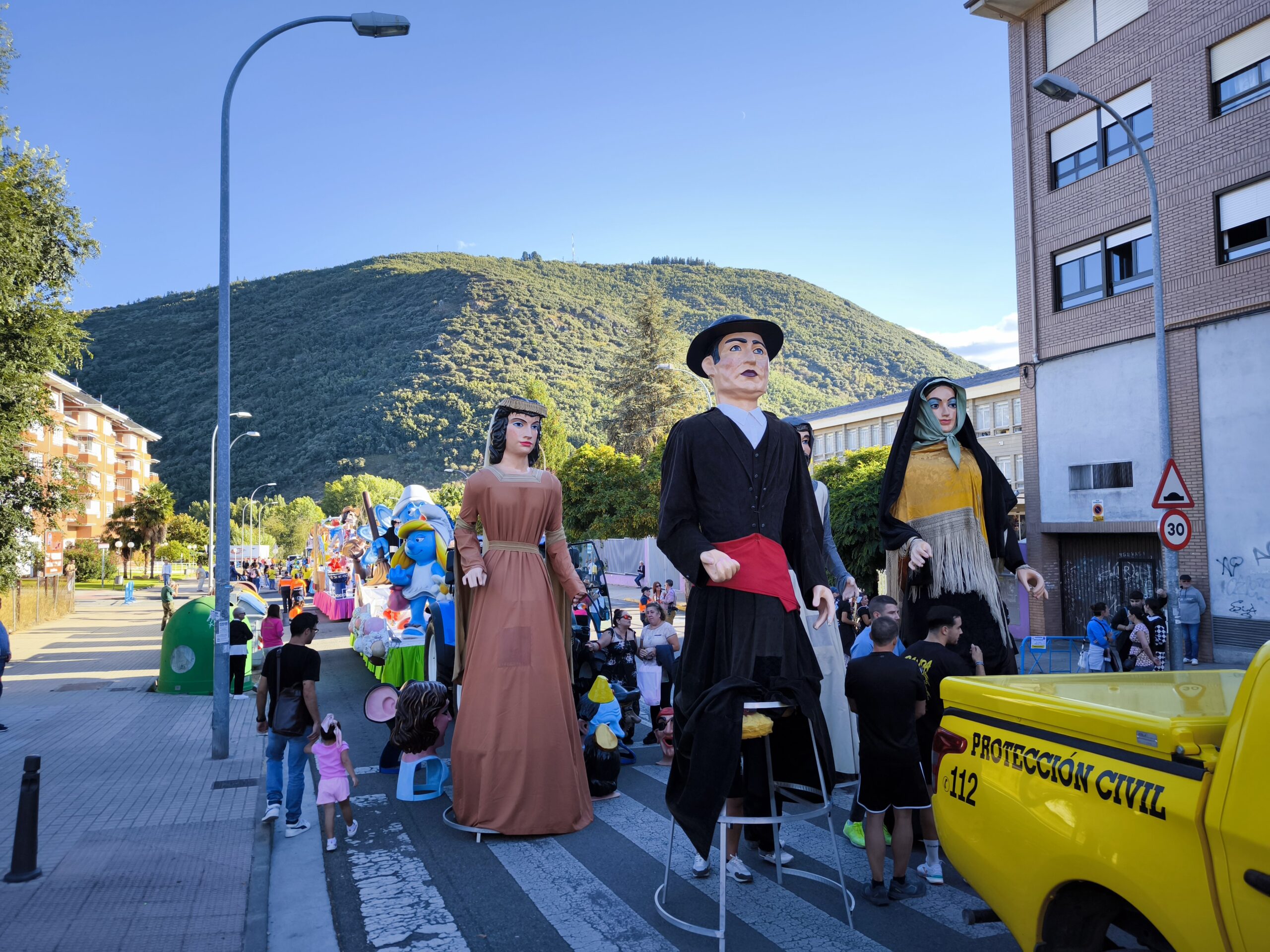 Los gigantes y cabezudos se acompañan de personajes infantiles en el desfile de carrozas de la Encina 4