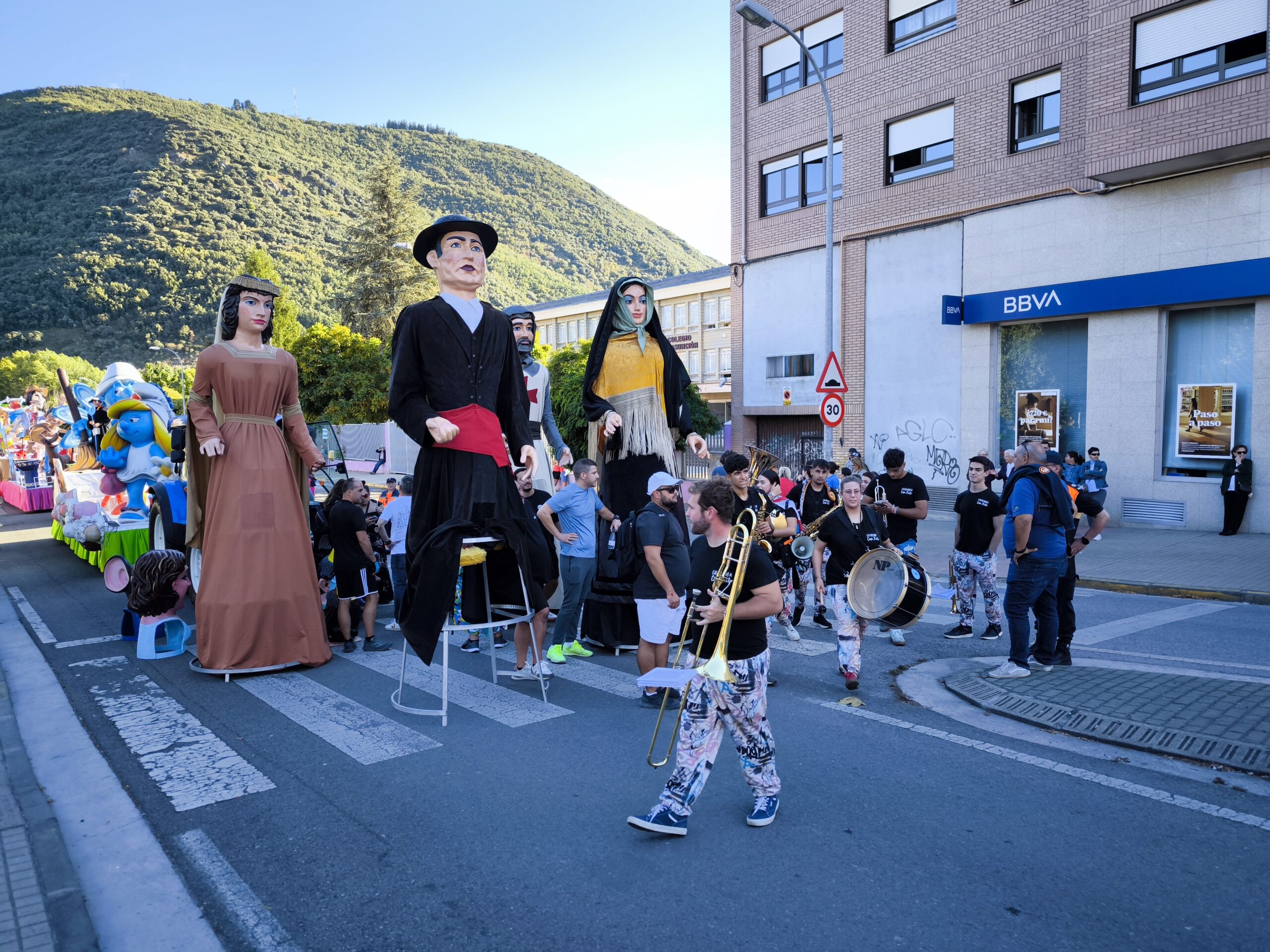 Los gigantes y cabezudos se acompañan de personajes infantiles en el desfile de carrozas de la Encina 5