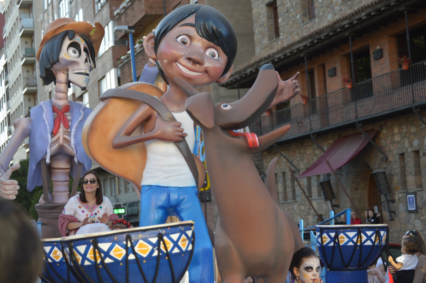 Los gigantes y cabezudos se acompañan de personajes infantiles en el desfile de carrozas de la Encina 45