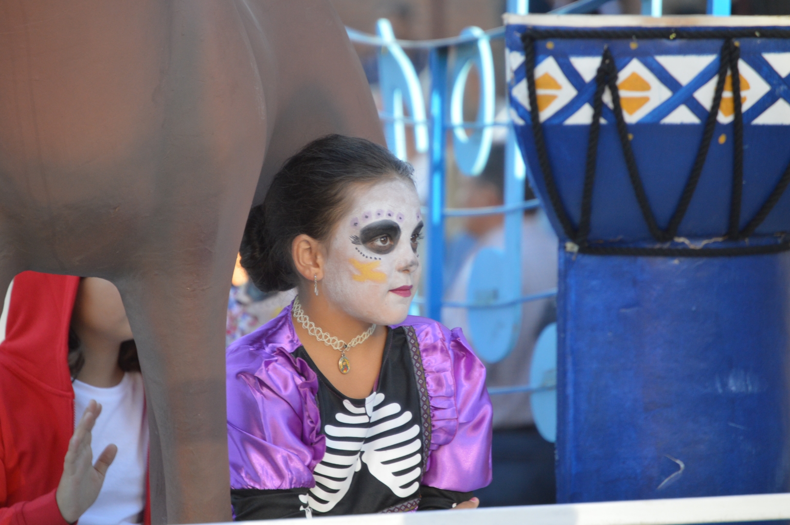 Los gigantes y cabezudos se acompañan de personajes infantiles en el desfile de carrozas de la Encina 44