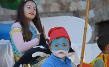 Los gigantes y cabezudos se acompañan de personajes infantiles en el desfile de carrozas de la Encina 7