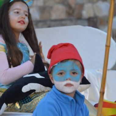 Los gigantes y cabezudos se acompañan de personajes infantiles en el desfile de carrozas de la Encina 24