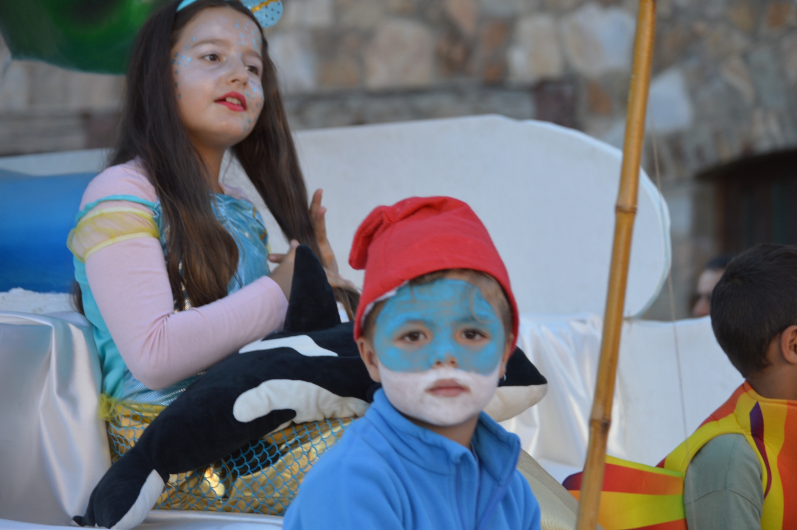 Los gigantes y cabezudos se acompañan de personajes infantiles en el desfile de carrozas de la Encina 1