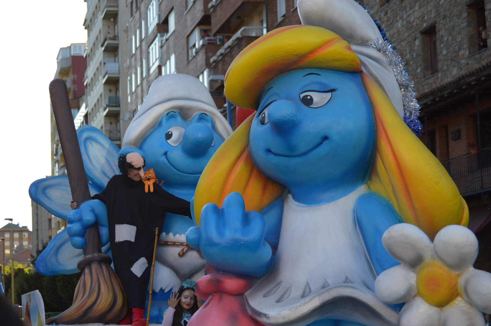 Los gigantes y cabezudos se acompañan de personajes infantiles en el desfile de carrozas de la Encina 42