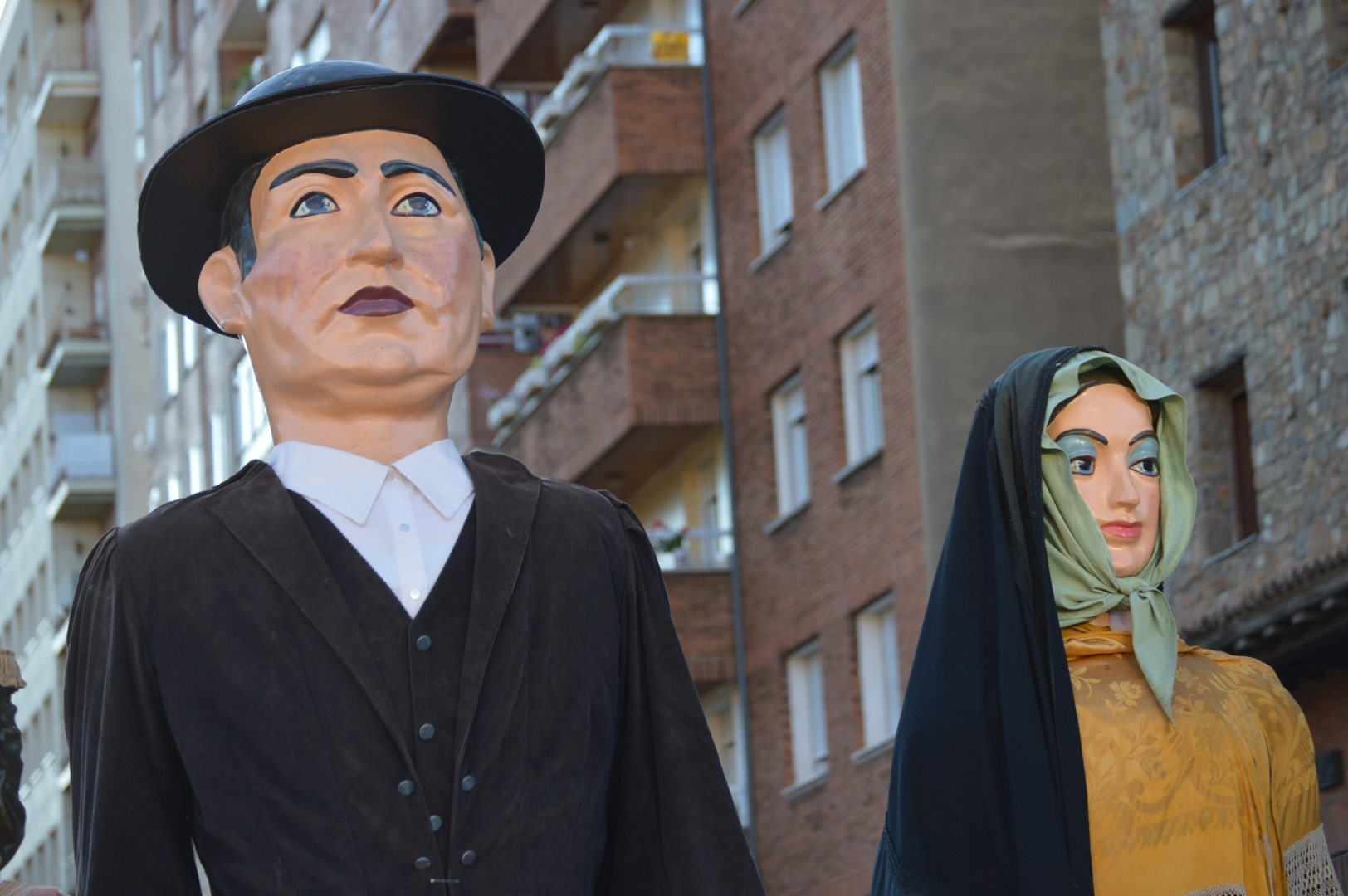 Los gigantes y cabezudos se acompañan de personajes infantiles en el desfile de carrozas de la Encina 39