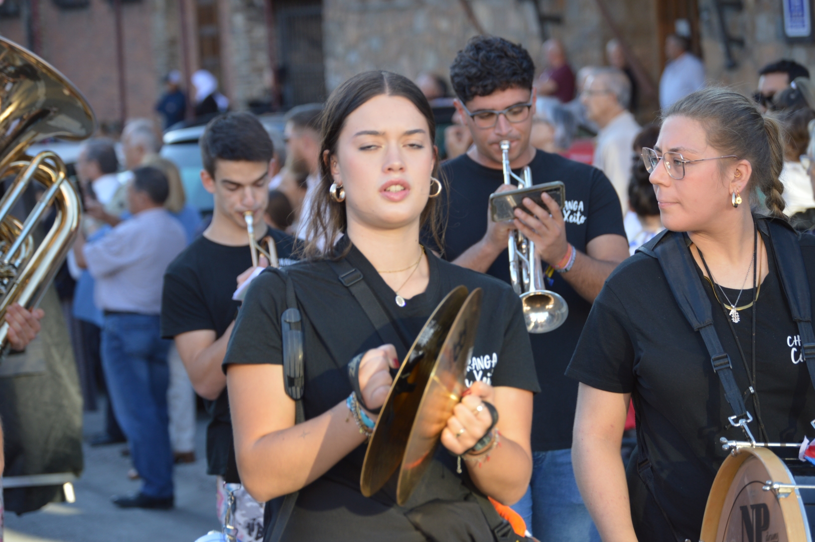 Los gigantes y cabezudos se acompañan de personajes infantiles en el desfile de carrozas de la Encina 35