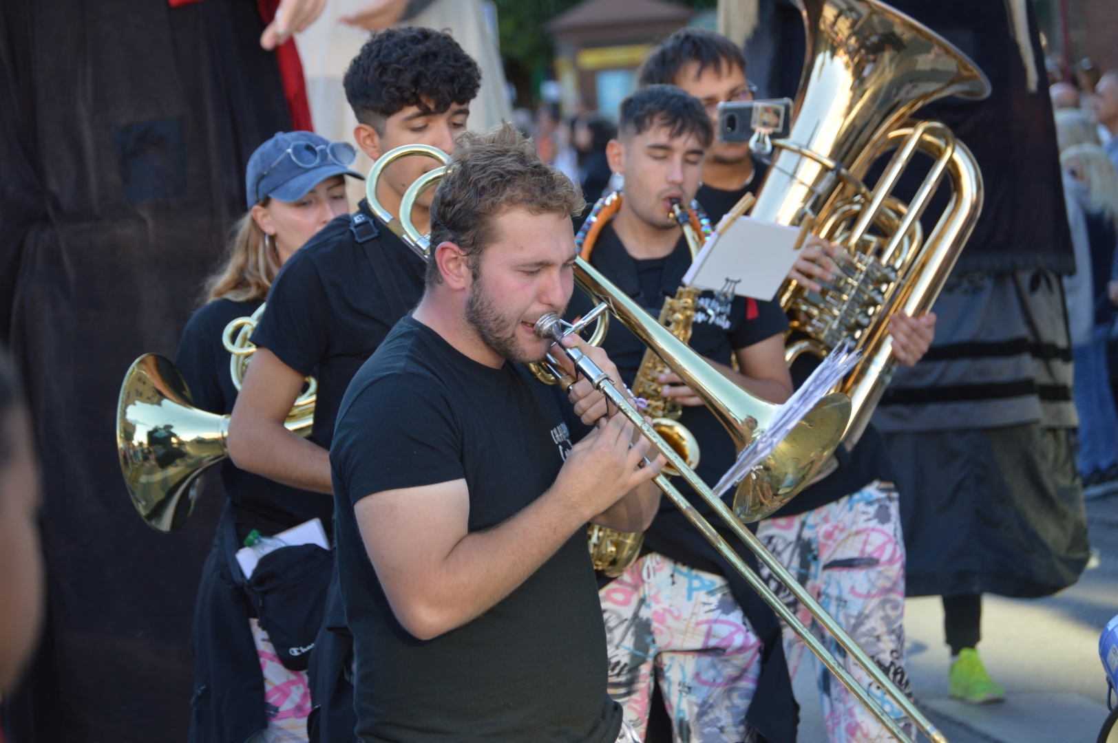 Los gigantes y cabezudos se acompañan de personajes infantiles en el desfile de carrozas de la Encina 34