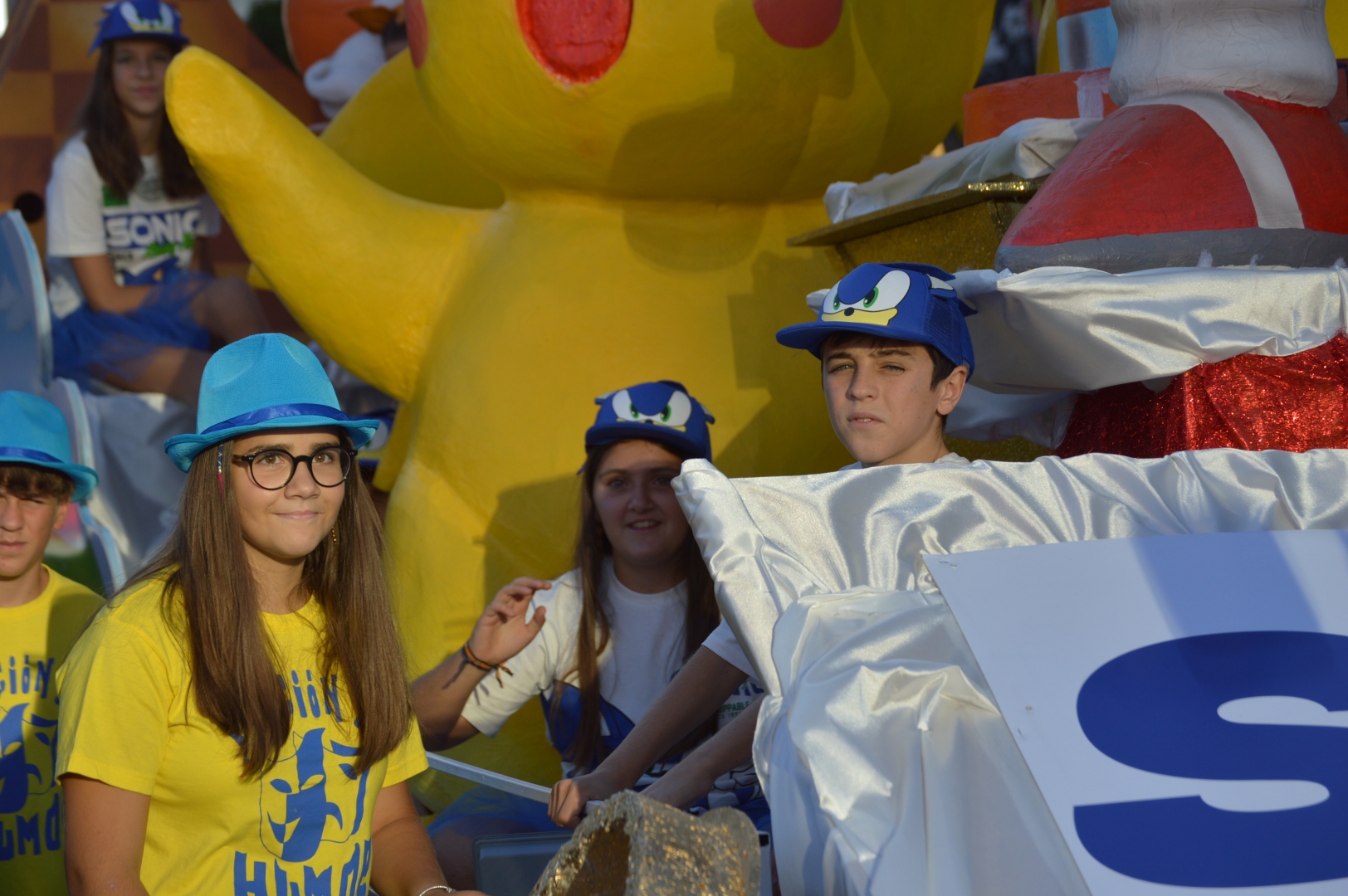 Los gigantes y cabezudos se acompañan de personajes infantiles en el desfile de carrozas de la Encina 47