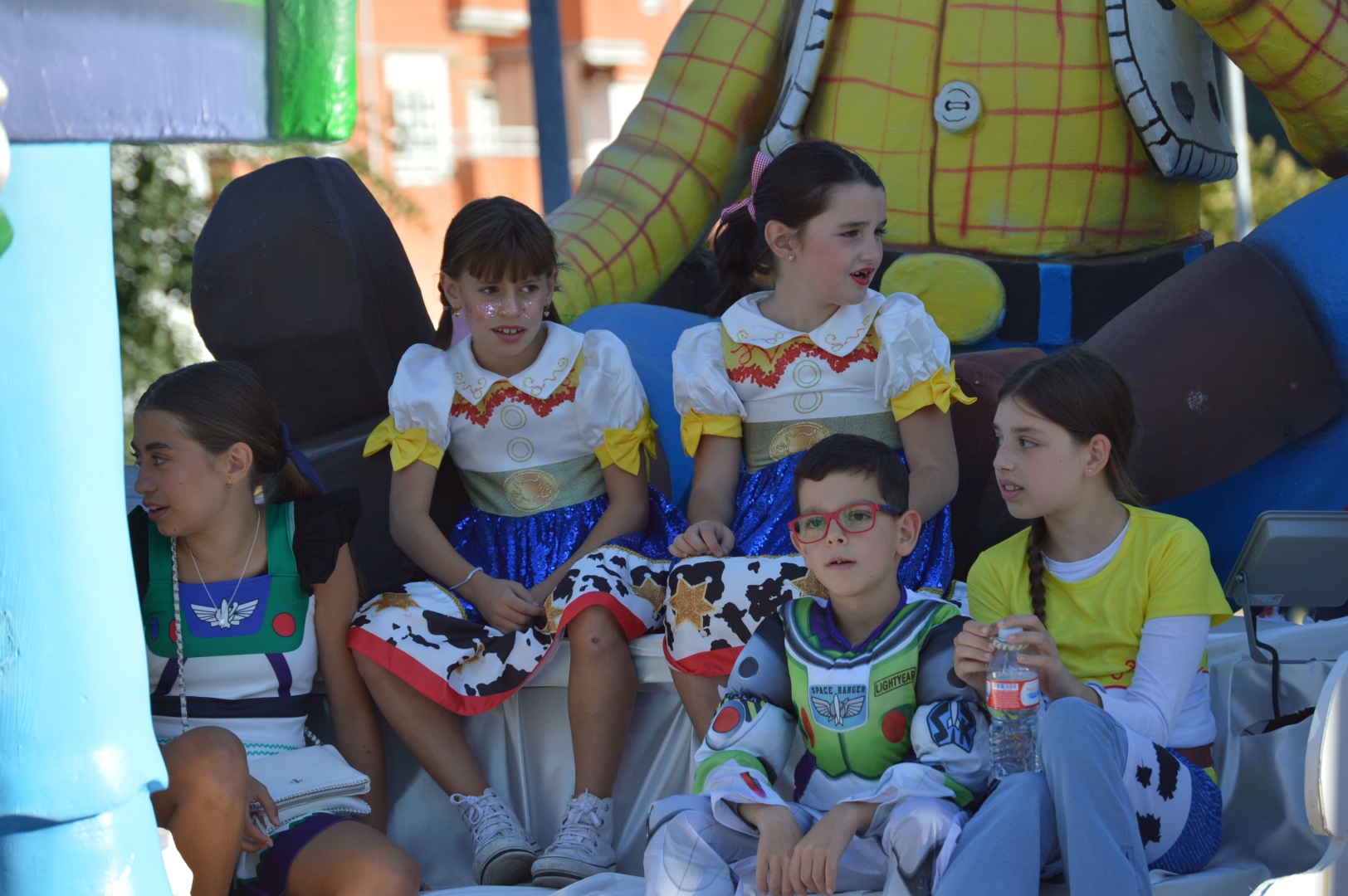 Los gigantes y cabezudos se acompañan de personajes infantiles en el desfile de carrozas de la Encina 31