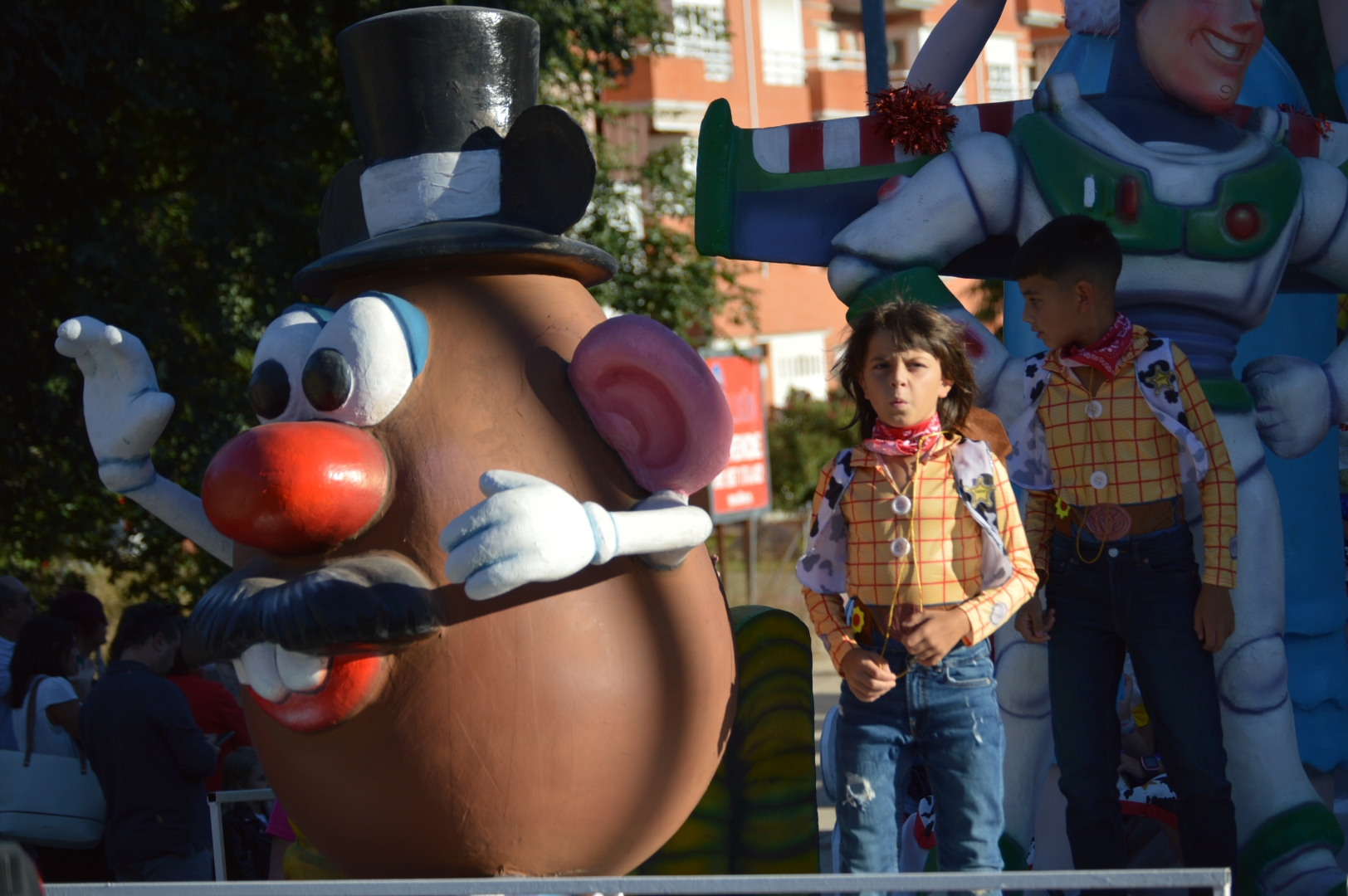 Los gigantes y cabezudos se acompañan de personajes infantiles en el desfile de carrozas de la Encina 29