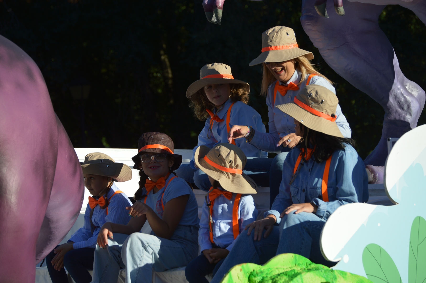 Los gigantes y cabezudos se acompañan de personajes infantiles en el desfile de carrozas de la Encina 28