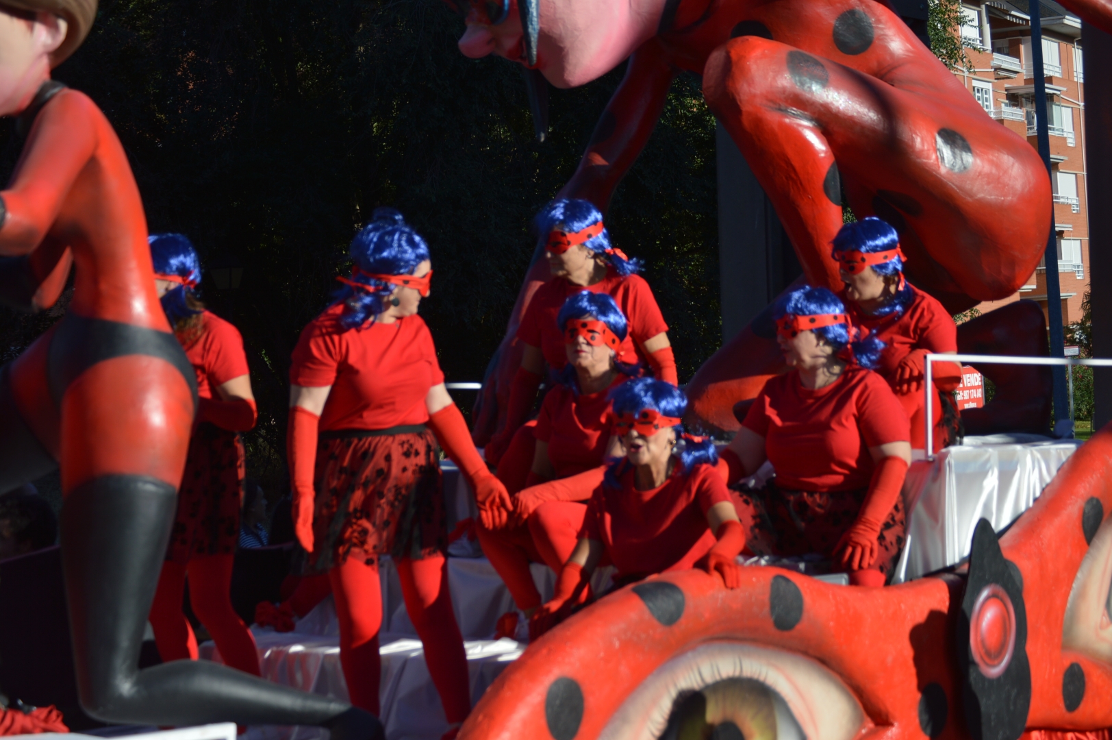 Los gigantes y cabezudos se acompañan de personajes infantiles en el desfile de carrozas de la Encina 24