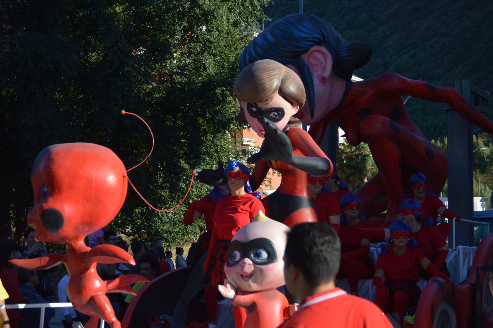 Los gigantes y cabezudos se acompañan de personajes infantiles en el desfile de carrozas de la Encina 23