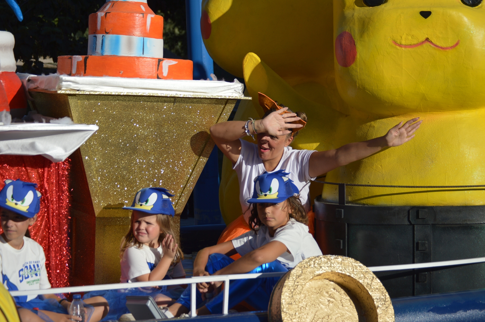 Los gigantes y cabezudos se acompañan de personajes infantiles en el desfile de carrozas de la Encina 22