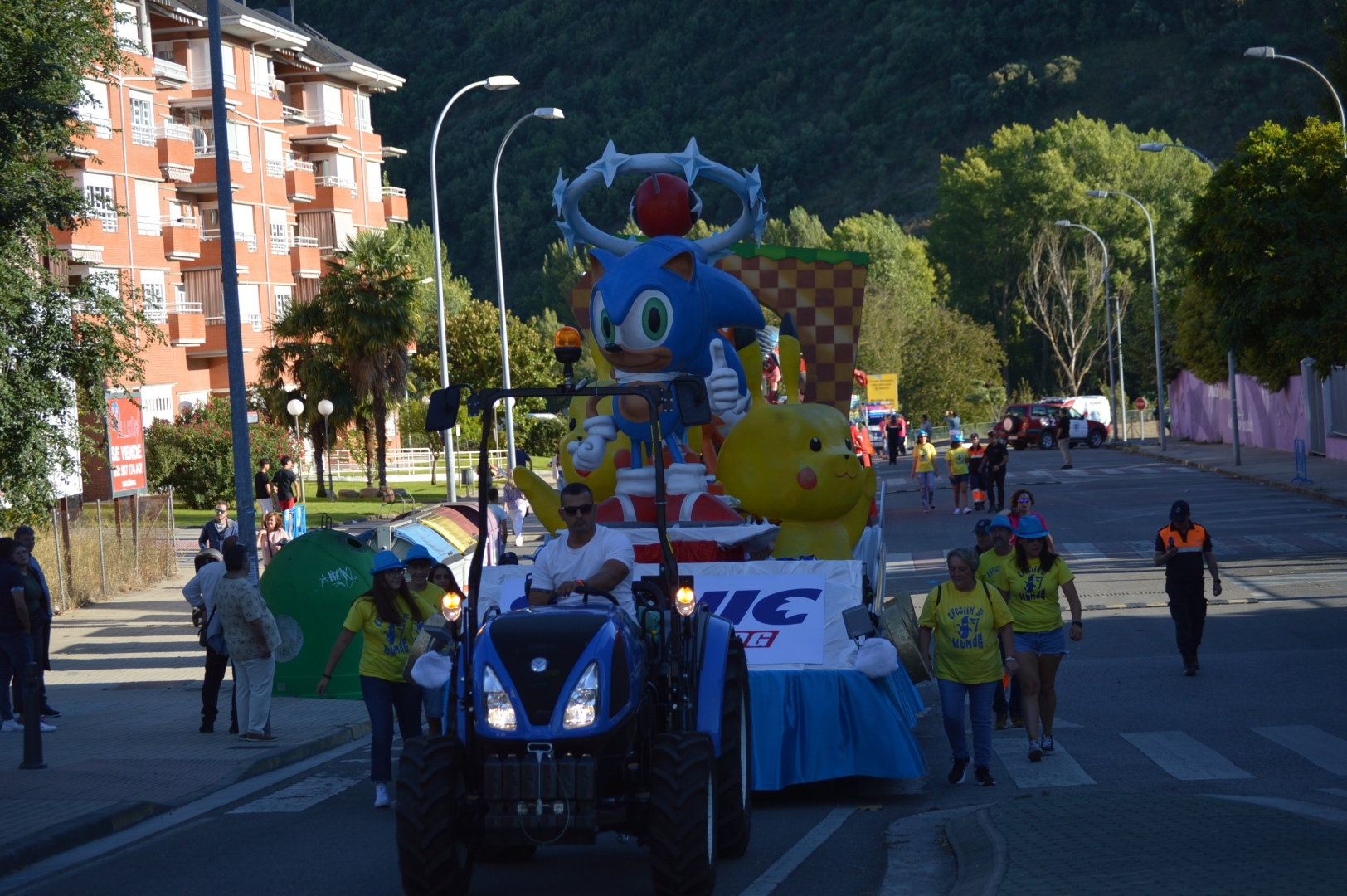 Los gigantes y cabezudos se acompañan de personajes infantiles en el desfile de carrozas de la Encina 20