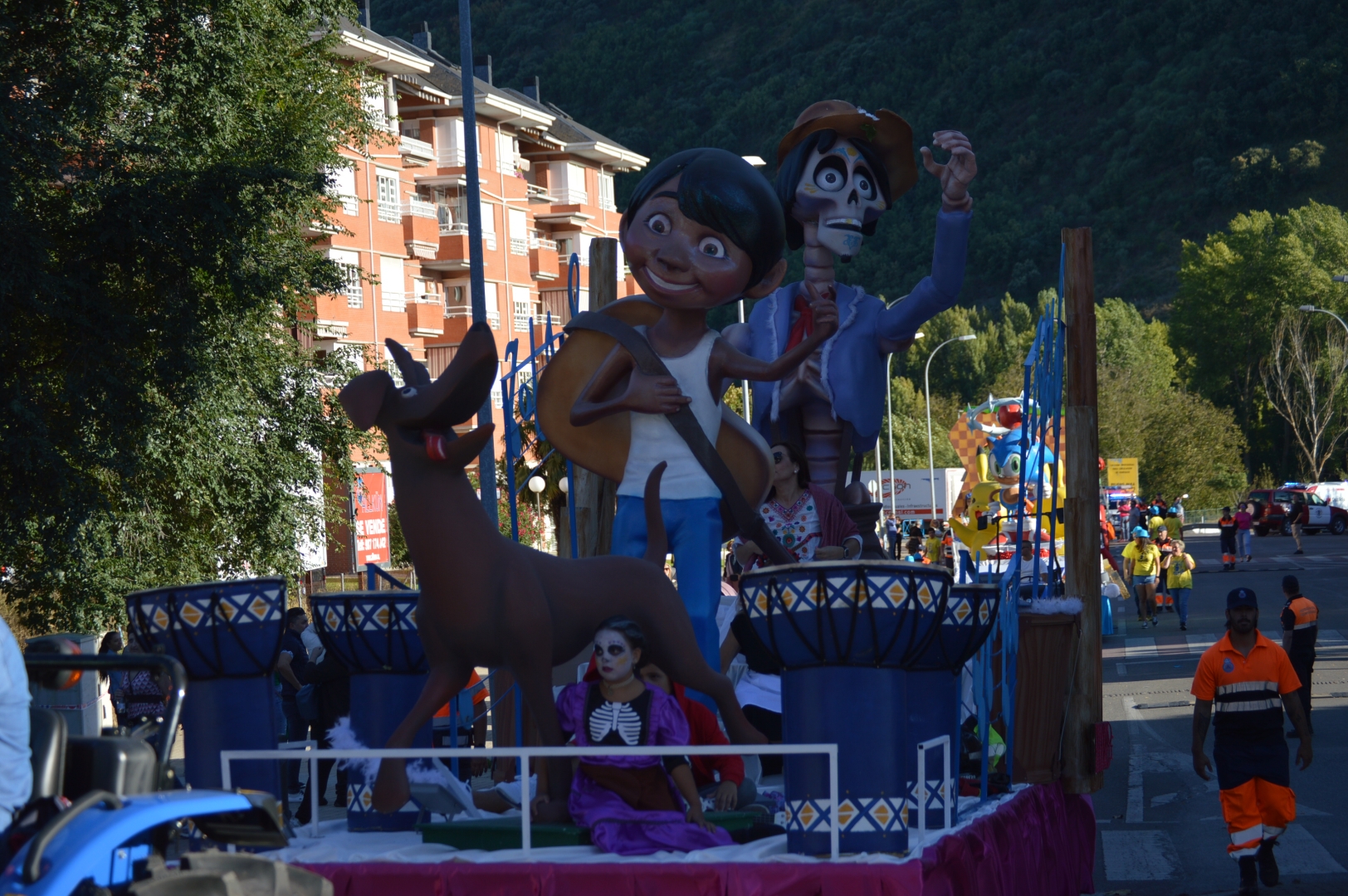 Los gigantes y cabezudos se acompañan de personajes infantiles en el desfile de carrozas de la Encina 19