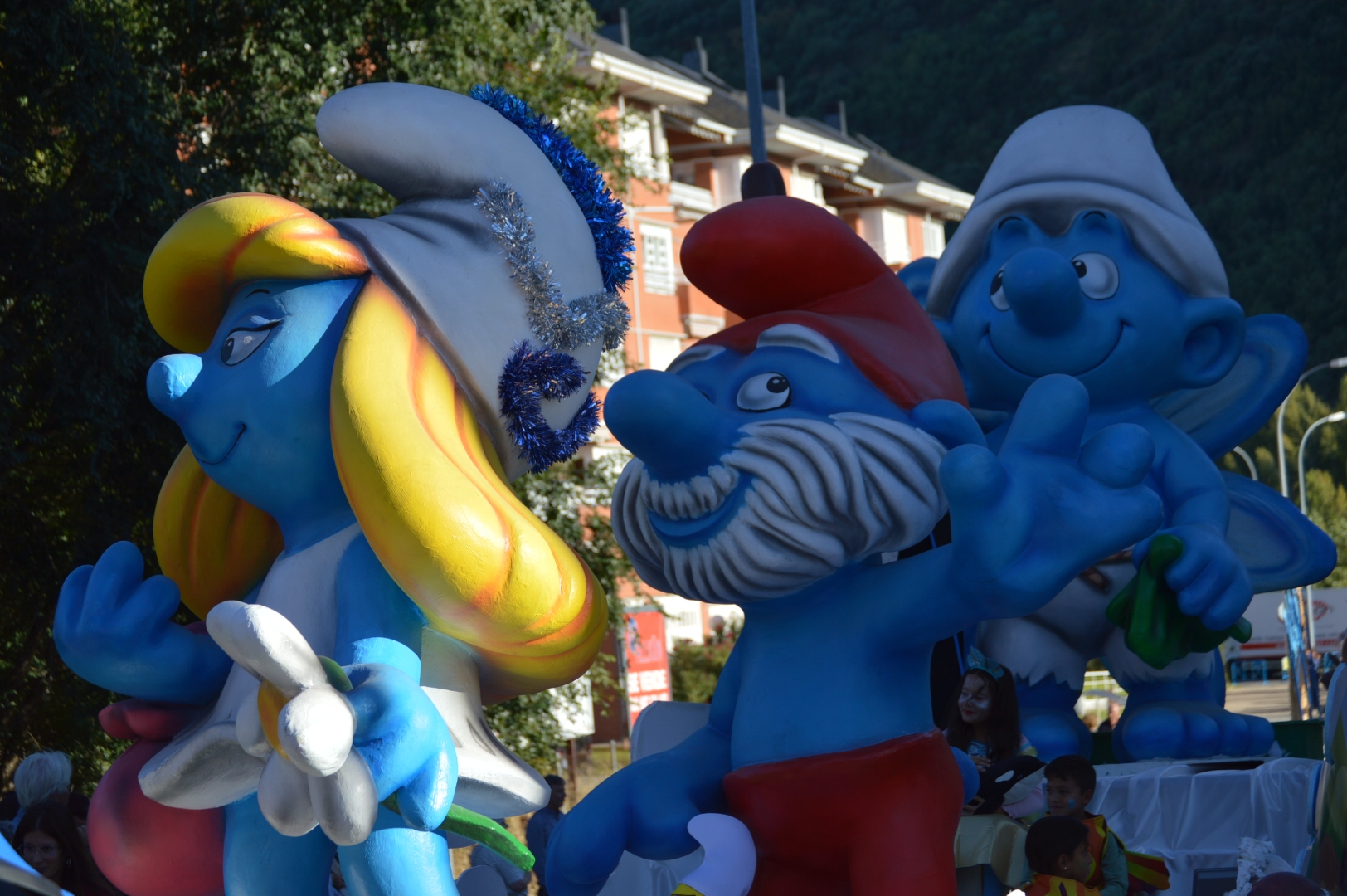 Los gigantes y cabezudos se acompañan de personajes infantiles en el desfile de carrozas de la Encina 17