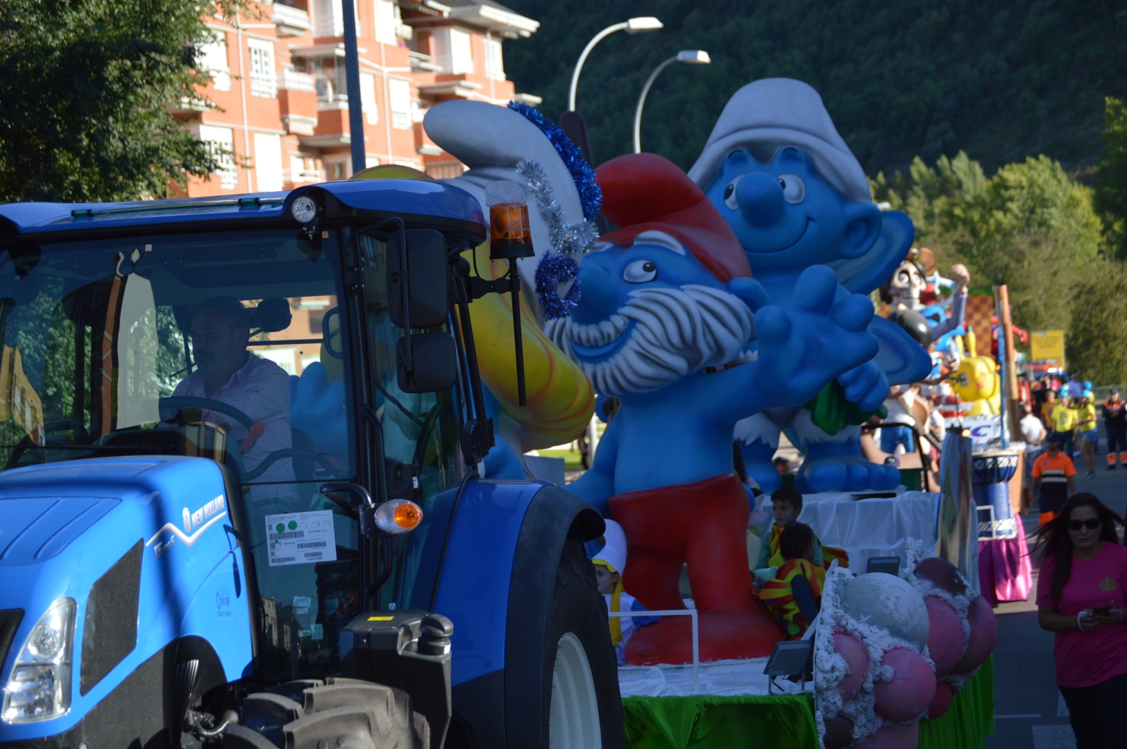 Los gigantes y cabezudos se acompañan de personajes infantiles en el desfile de carrozas de la Encina 16