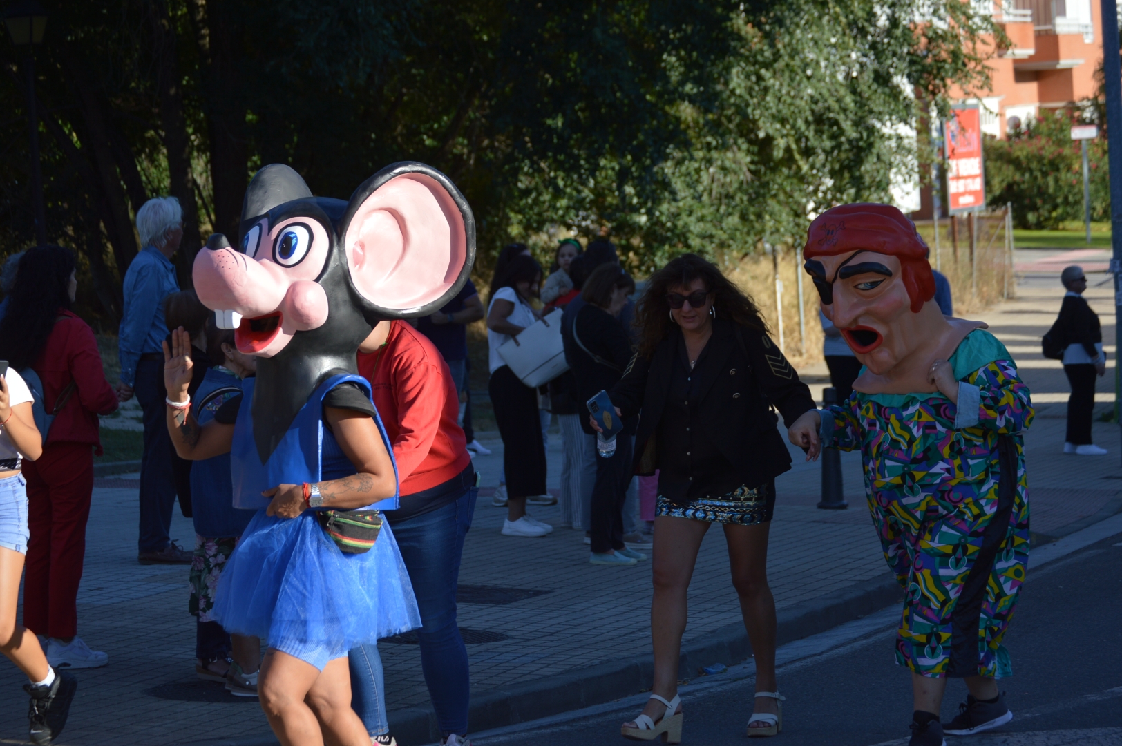 Los gigantes y cabezudos se acompañan de personajes infantiles en el desfile de carrozas de la Encina 15