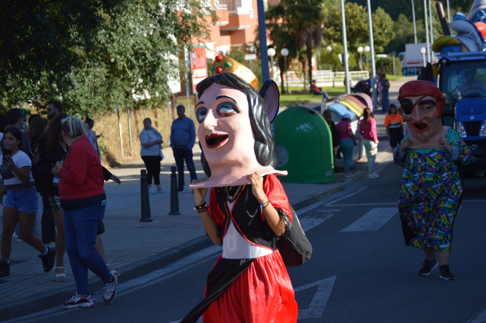 Los gigantes y cabezudos se acompañan de personajes infantiles en el desfile de carrozas de la Encina 14