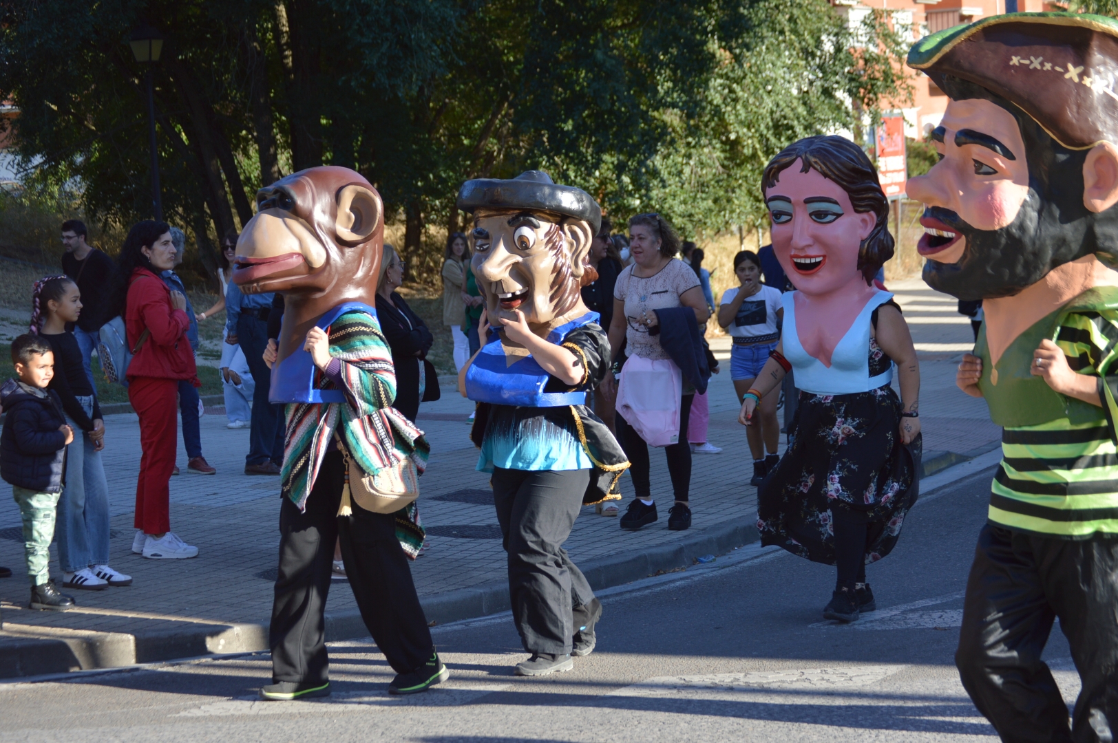 Los gigantes y cabezudos se acompañan de personajes infantiles en el desfile de carrozas de la Encina 12