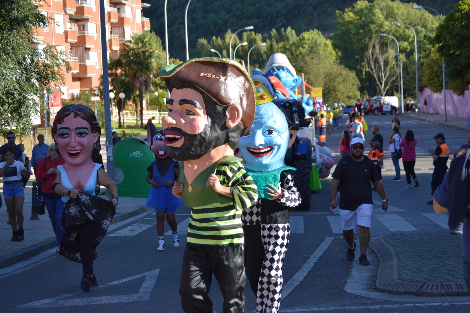 Los gigantes y cabezudos se acompañan de personajes infantiles en el desfile de carrozas de la Encina 13