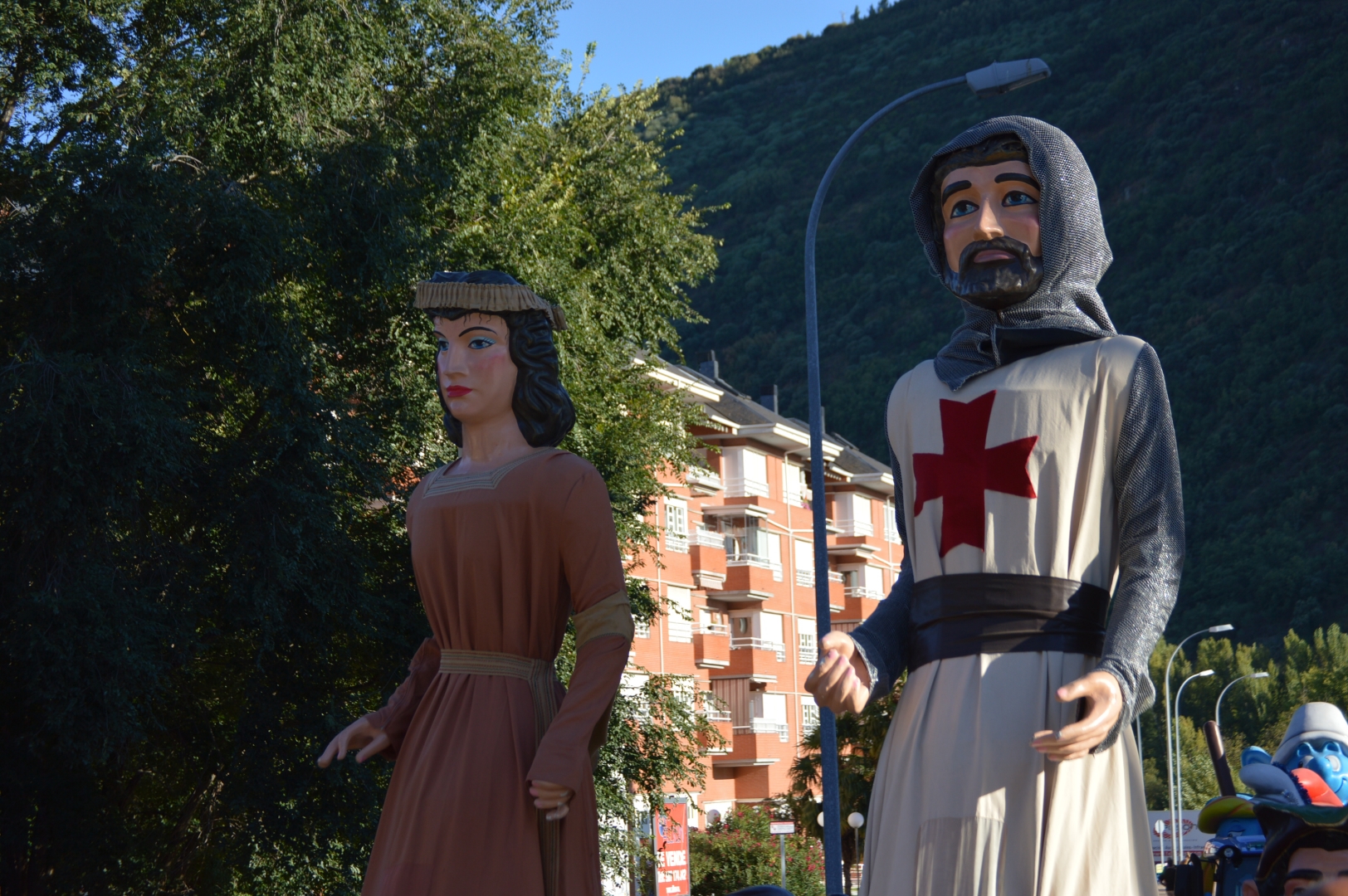 Los gigantes y cabezudos se acompañan de personajes infantiles en el desfile de carrozas de la Encina 11