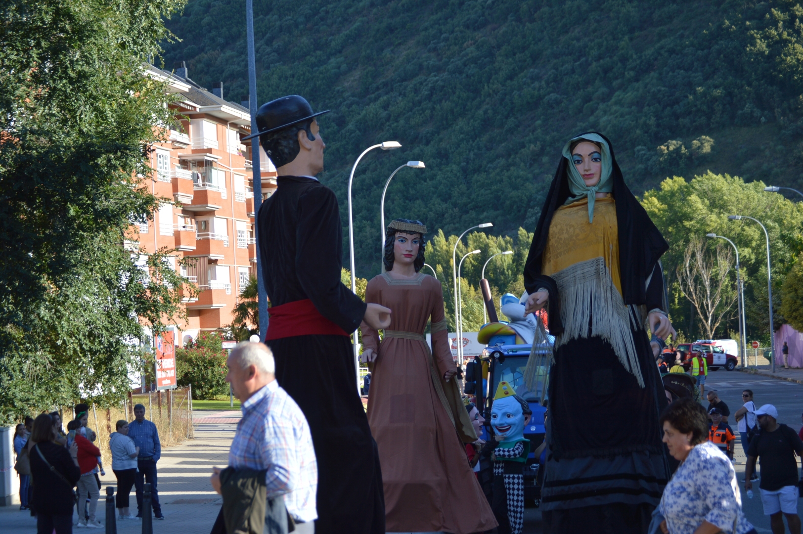 Los gigantes y cabezudos se acompañan de personajes infantiles en el desfile de carrozas de la Encina 9